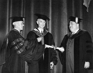 Ernie Pyle accepts his honorary degree at IU.